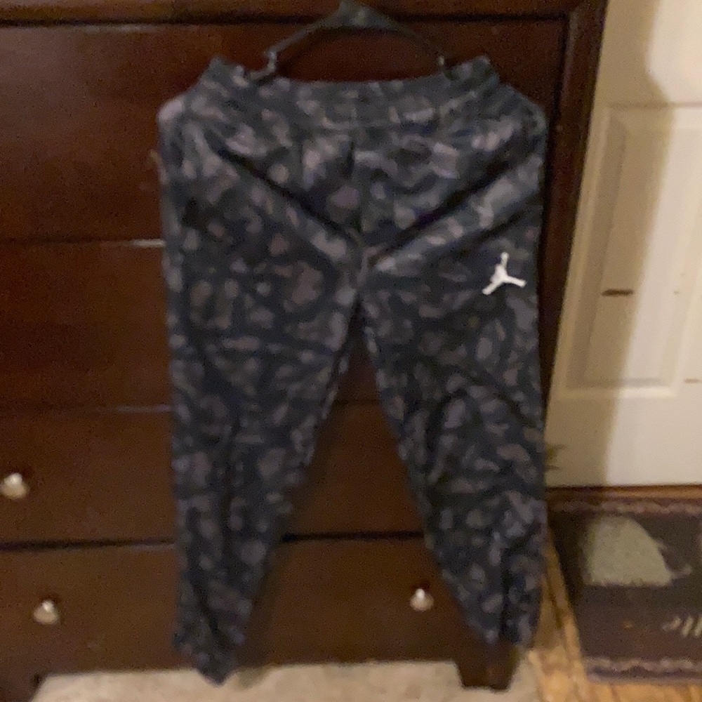 Jordan boys therma-fit sweat pants size L